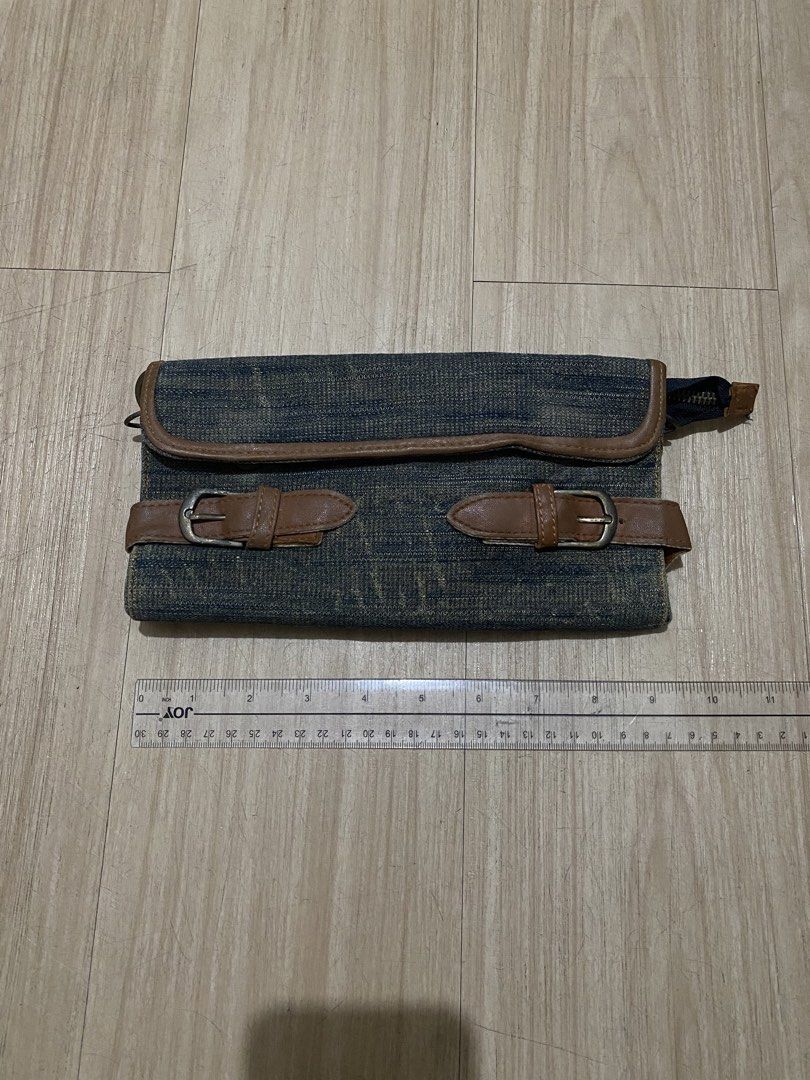 denim pouch (Category: Purses & Pouches) located in Manila. Submitted by cura.te (Listing ID 1456687653, Image 1). Description: magnetic clasp r rusty.