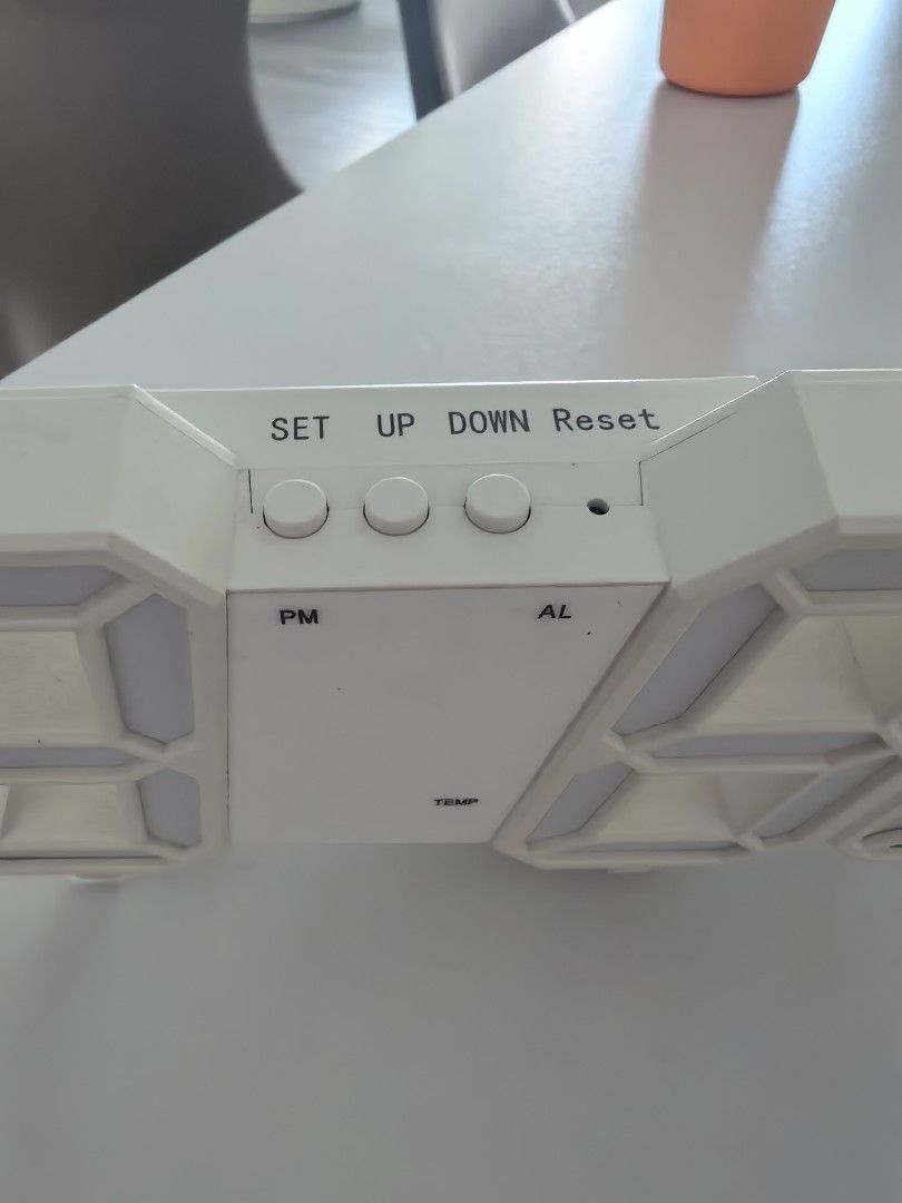 Digital clock (Category: Lighting) located in Singapore. Submitted by hajibubu (Listing ID 1456636262, Image 3). Description: .