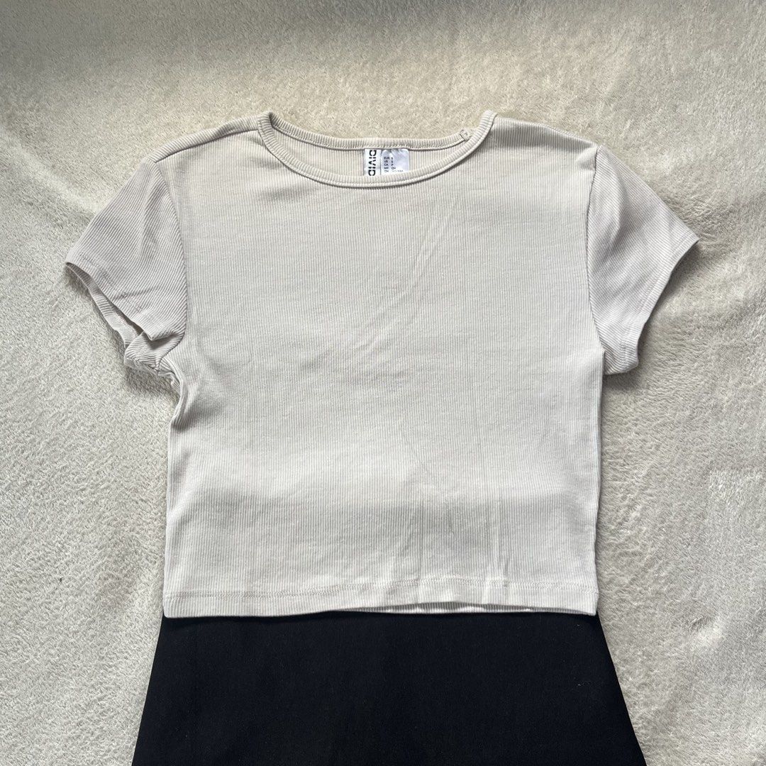 Divided by H&M Ribbed Cropped T-shirt (Category: Shirts) located in Quezon City. Submitted by k.khali_i (Listing ID 1456719423, Image 1). Description: - Divided by H&M light brown ribbed cropped t-shirt - Short sleeves and classic crew neck - Stretchy material for comfort - Versatile basic, pairs well with high-waisted bottoms - Easy to dress up or down.