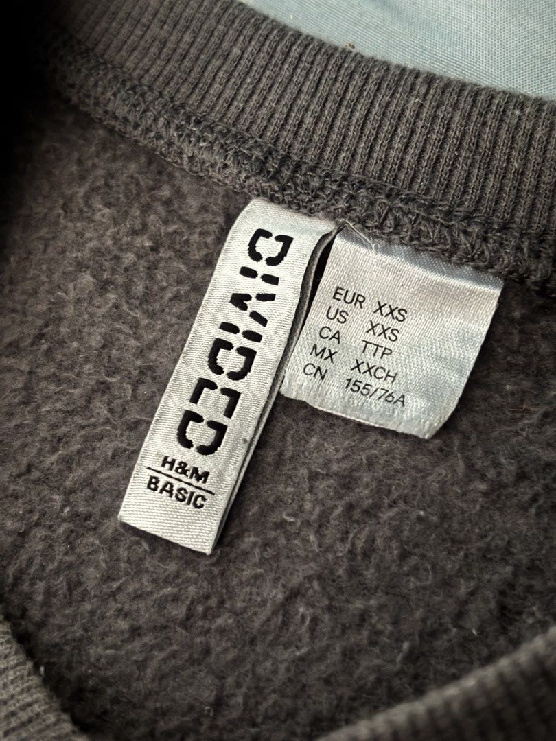DIVIDED H&M gray sleeveless sweatshirt (Category: Sleeveless) located in Rizal. Submitted by itzpheebs (Listing ID 1456683951, Image 2). Description: Description: - dark gray sleeveless crew neck sweatshirt - V-stitch collar - Raw cut arm hole Payment method: Gcash or bak transfer Deliver method (SHOULDERED BY BUYER): Lalamove or jnt.