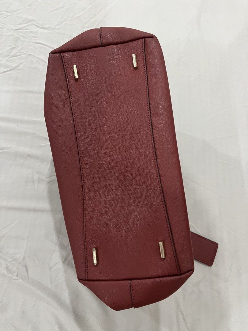 DKNY Red Saffiano Leather Bag (Category: Luxury Bags & Wallets) located in Cotabato. Submitted by nacreous (Listing ID 1456706395, Image 2). Description: .