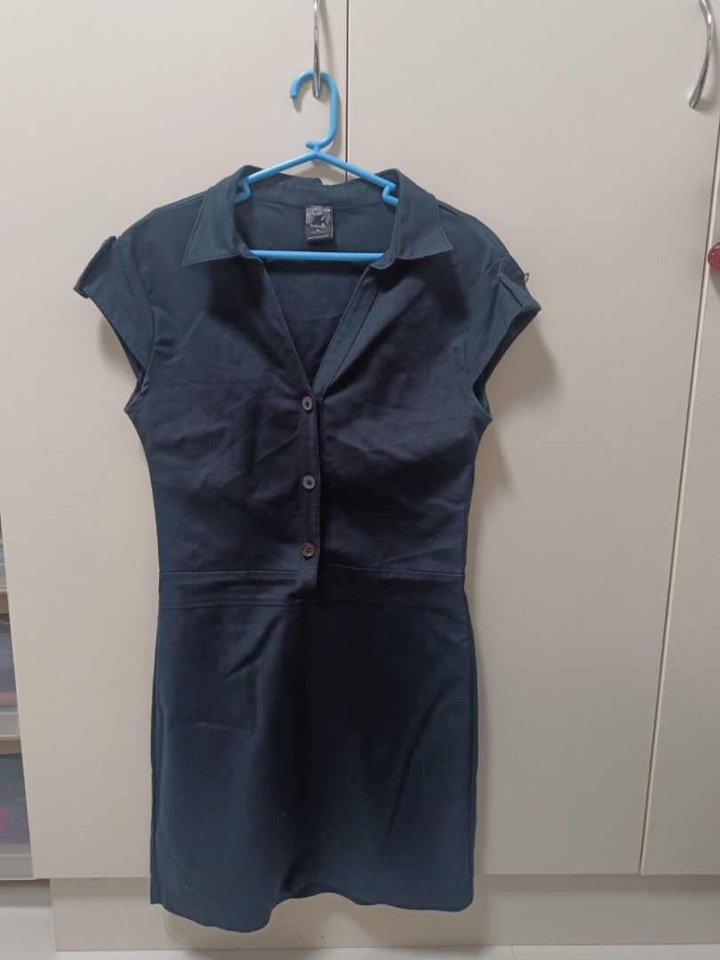 Freeway Dark Blue Button-Up Cap Sleeve Dress Size S (Category: Dresses) located in Lucena. Submitted by amara211629 (Listing ID 1456638425, Image 1). Description: - Brand: Freeway - Color: Dark Blue - Size: S (check measurements in photos) - Sleeves: Short cap sleeves with button detail - Neckline: V-neck with button-up front - Length: Knee-length - Occasion: Great for casual wear or dressing up.