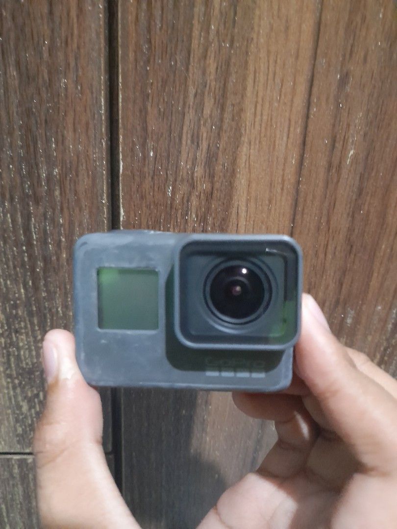 GO PRO HERO 5 (Category: Cameras) located in Makati City. Submitted by ka_rl (Listing ID 1456696696, Image 1). Description: GO PRO HERO 5 BLACK 4k video/12MP Photo Waterproof + Voice Control Issue: Yung battery slightly mabilis ma drain then minor scratches lang as you can see sa pic. Bigay ko na yung 32gb na sd card .