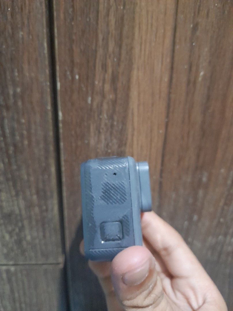 GO PRO HERO 5 (Category: Cameras) located in Makati City. Submitted by ka_rl (Listing ID 1456696696, Image 2). Description: GO PRO HERO 5 BLACK 4k video/12MP Photo Waterproof + Voice Control Issue: Yung battery slightly mabilis ma drain then minor scratches lang as you can see sa pic. Bigay ko na yung 32gb na sd card .