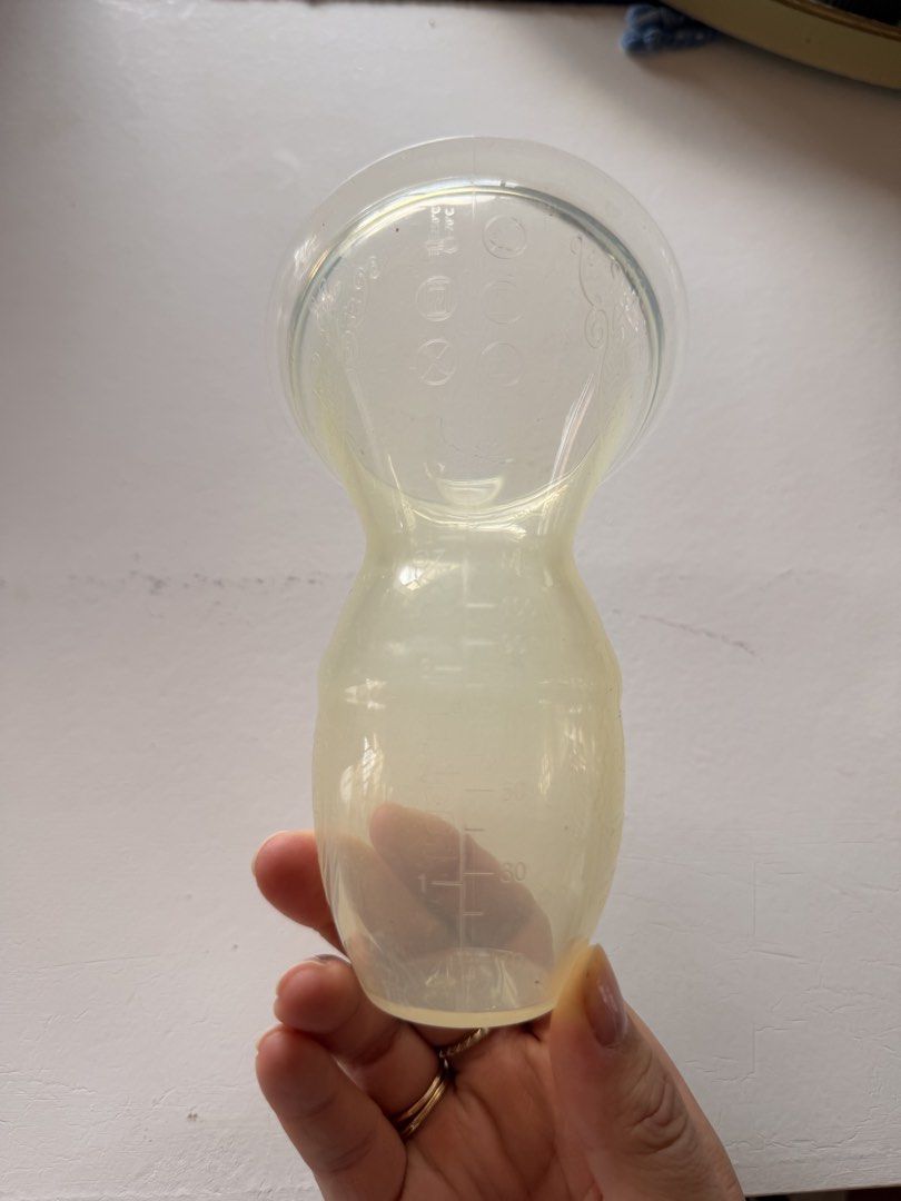 Hakaa Generation 1 breast pump, and 2x Shell wearable (Category: Breastfeeding & Bottle Feeding) located in Muntinlupa City. Submitted by nmphk (Listing ID 1456667675, Image 2). Description: In perfect working condition - used just a couple of times but I preferred another pump.