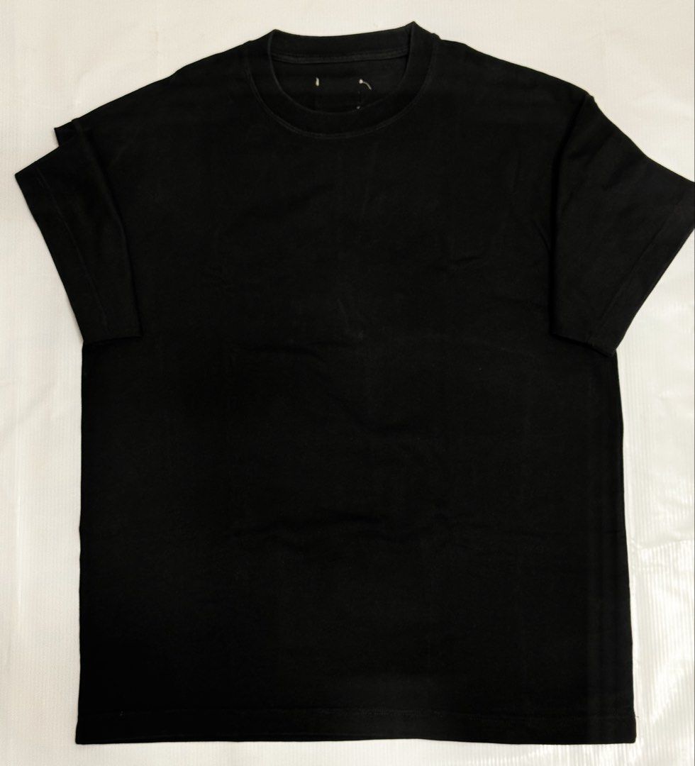 Heavy Cotton Black T-Shirt (Category: Tshirts & Polo Shirts ) located in Quezon City. Submitted by domsselections2 (Listing ID 1456766707, Image 1). Description: - Brand: Simrle Design - Color: Black - Style: Heavy Cotton Tshirt - Ideal for: Everyday wear, simple and clean look - Estimated Size: Large (check measurements for exact fit) - Condition: Good Dimes: 21.5x28”.