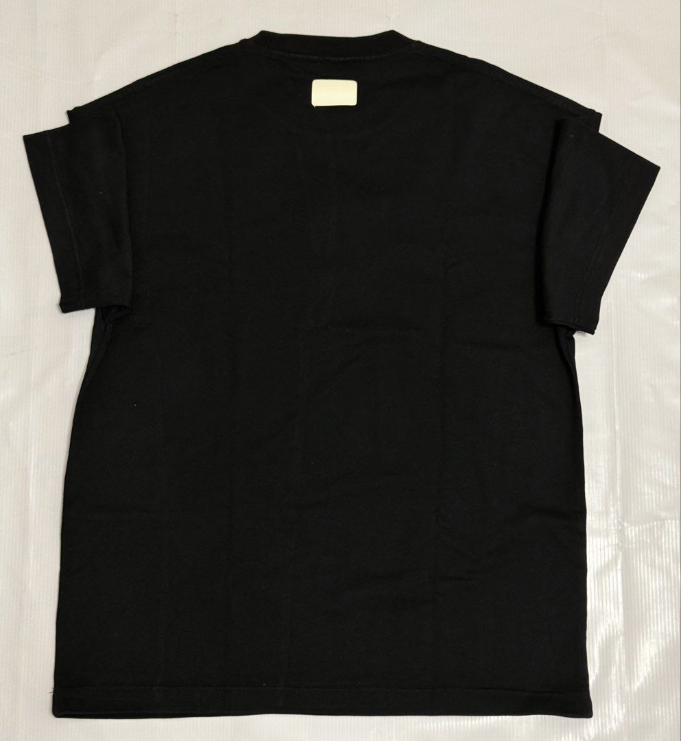 Heavy Cotton Black T-Shirt (Category: Tshirts & Polo Shirts ) located in Quezon City. Submitted by domsselections2 (Listing ID 1456766707, Image 2). Description: - Brand: Simrle Design - Color: Black - Style: Heavy Cotton Tshirt - Ideal for: Everyday wear, simple and clean look - Estimated Size: Large (check measurements for exact fit) - Condition: Good Dimes: 21.5x28”.