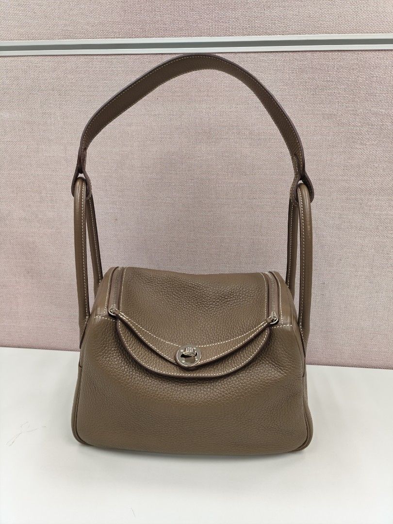 Hermes Lindy 26 TC皮大象灰銀扣 （分類：手袋及銀包）位於 Hong Kong。 由 ccdn1225 提交（商品編號 1456673302，圖片 1）。簡介： 愛馬士 Hermes Lindy26 手袋 TC皮，顏色係超靚大象灰，配埋銀扣，3大金岡色的天花版,低調得嚟又夠晒貴氣, size 26 係最最最goodsize 唔太大又唔會太細，日常用返工一流, 銀扣宜家比金扣更值錢, 更顯年輕感, Hermes 買經典款絕對保值 歡迎大家約去驗袋, 確保你買得安全放心, 附上原裝塵袋及盒, 張單搵唔返, 整體個袋93新, 有d d少磨損, 個形仲好挺身, 仲有底釘貼, 不用配貨就買到靚色, 入手得過。