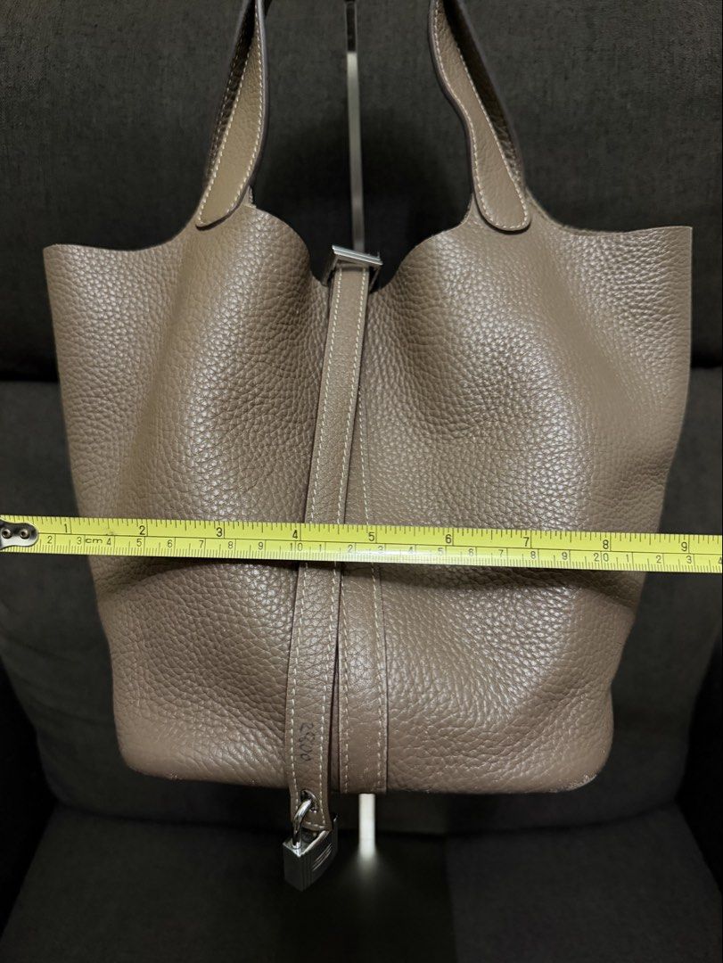 Hermes Picotin (Category: Luxury Bags & Wallets) located in Pasig City. Submitted by armoire_deluxe (Listing ID 1455974508, Image 2). Description: Pre💕 item. In good condition..