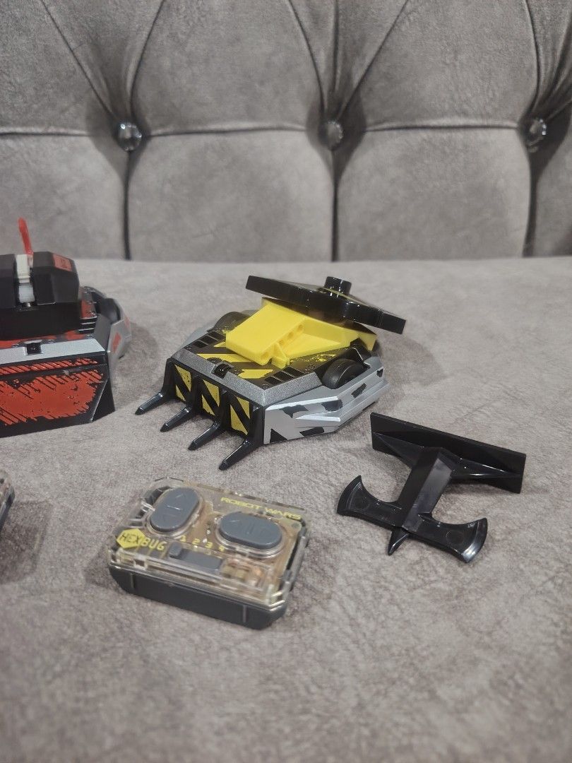 Hexbug - Robot Wars (Category: Toys & Collectibles) located in Seremban. Submitted by old.skool.bundle (Listing ID 1456748382, Image 3). Description: - Includes 2 HEXBUG BattleBots: Black Widow and Witch Doctor. - Comes with extra weapons for customization. - Includes remote controls for each bot. - Perfect for exciting robot combat battles. - All items shown in photos are included..