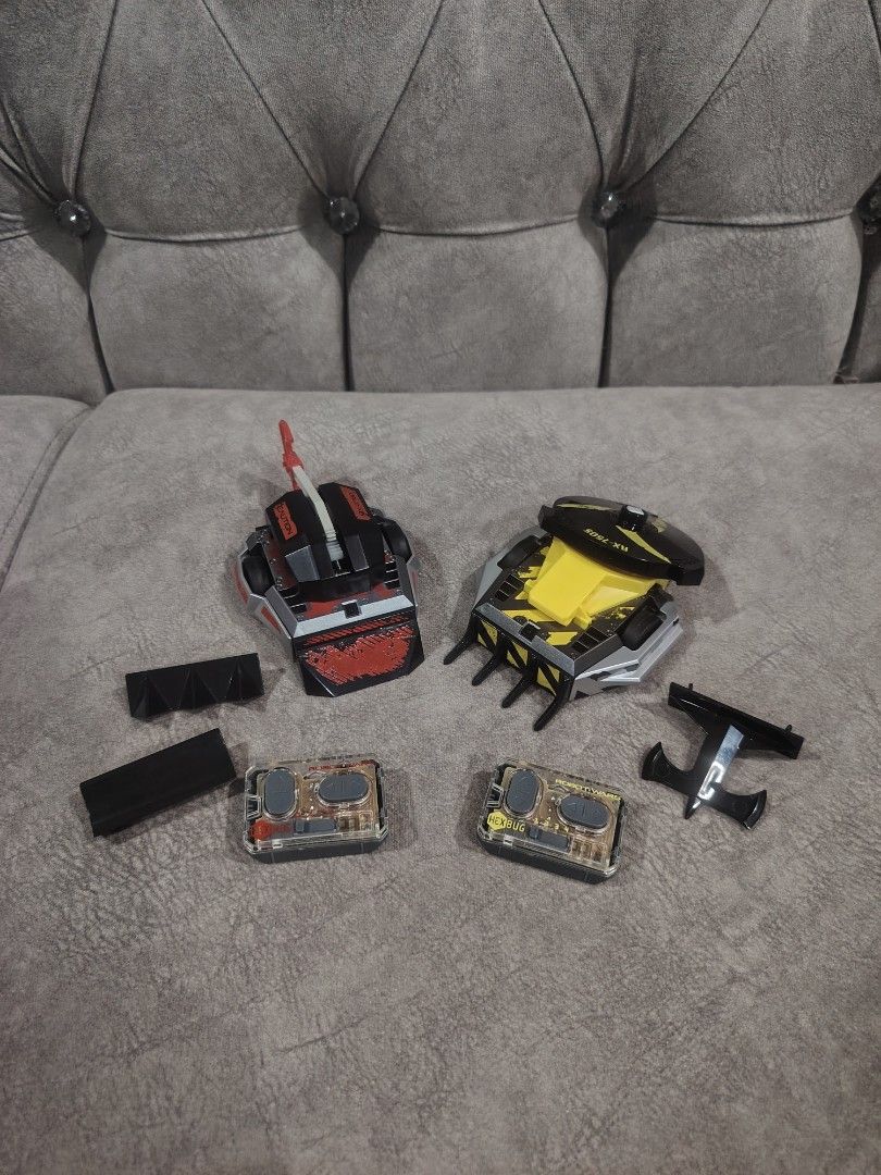 Hexbug - Robot Wars (Category: Toys & Collectibles) located in Seremban. Submitted by old.skool.bundle (Listing ID 1456748382, Image 1). Description: - Includes 2 HEXBUG BattleBots: Black Widow and Witch Doctor. - Comes with extra weapons for customization. - Includes remote controls for each bot. - Perfect for exciting robot combat battles. - All items shown in photos are included..