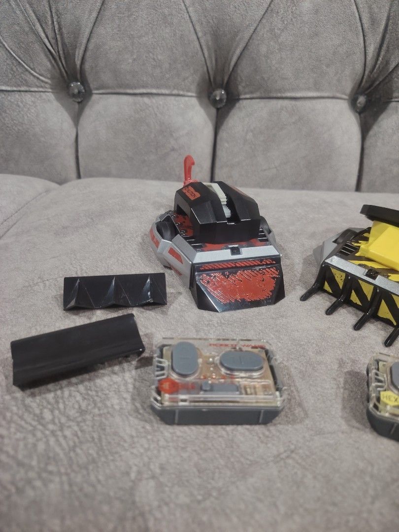 Hexbug - Robot Wars (Category: Toys & Collectibles) located in Seremban. Submitted by old.skool.bundle (Listing ID 1456748382, Image 2). Description: - Includes 2 HEXBUG BattleBots: Black Widow and Witch Doctor. - Comes with extra weapons for customization. - Includes remote controls for each bot. - Perfect for exciting robot combat battles. - All items shown in photos are included..