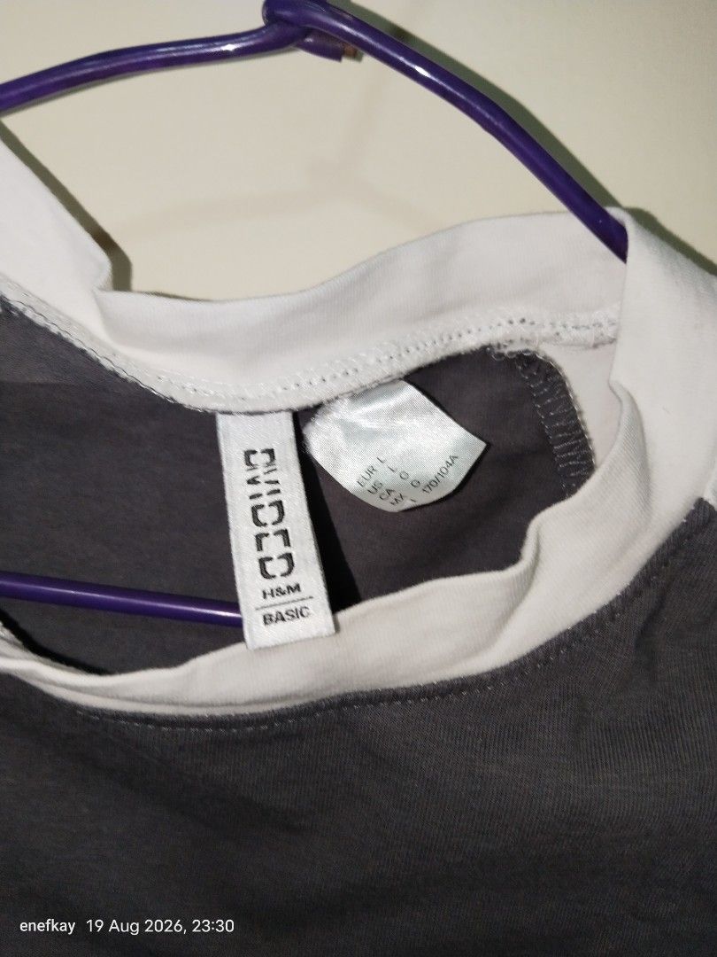H&M Divided Basic Tee (Category: Shirts) located in Kuala Lumpur. Submitted by fafaneedtoclearwardrobe (Listing ID 1456638713, Image 2). Description: - H&M Divided Basic raglan t-shirt - Colour: Grey and white - Style: Short sleeves, crew neck - Design: Cropped, baby tee - Perfect for casual outfits - Easy to match with jeans or shorts.