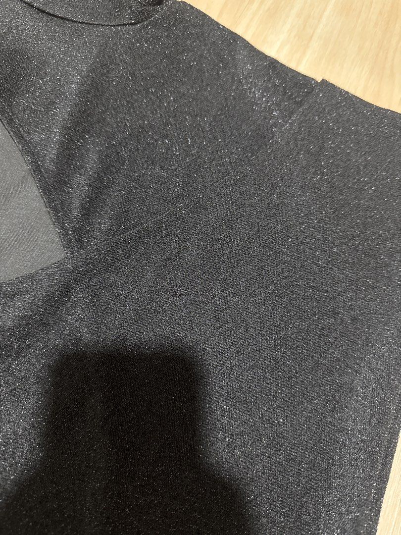 H&M Divided Black Sparkly V-Neck Crop Top (Category: Sleeveless) located in Manila. Submitted by sumisloveditems (Listing ID 1456772636, Image 3). Description: Black sparkly crop top from H&M Divided *washed but never used size: S ₱200 Mode of payment: Gcash Gotyme Mode of delivery: J&T SDD.