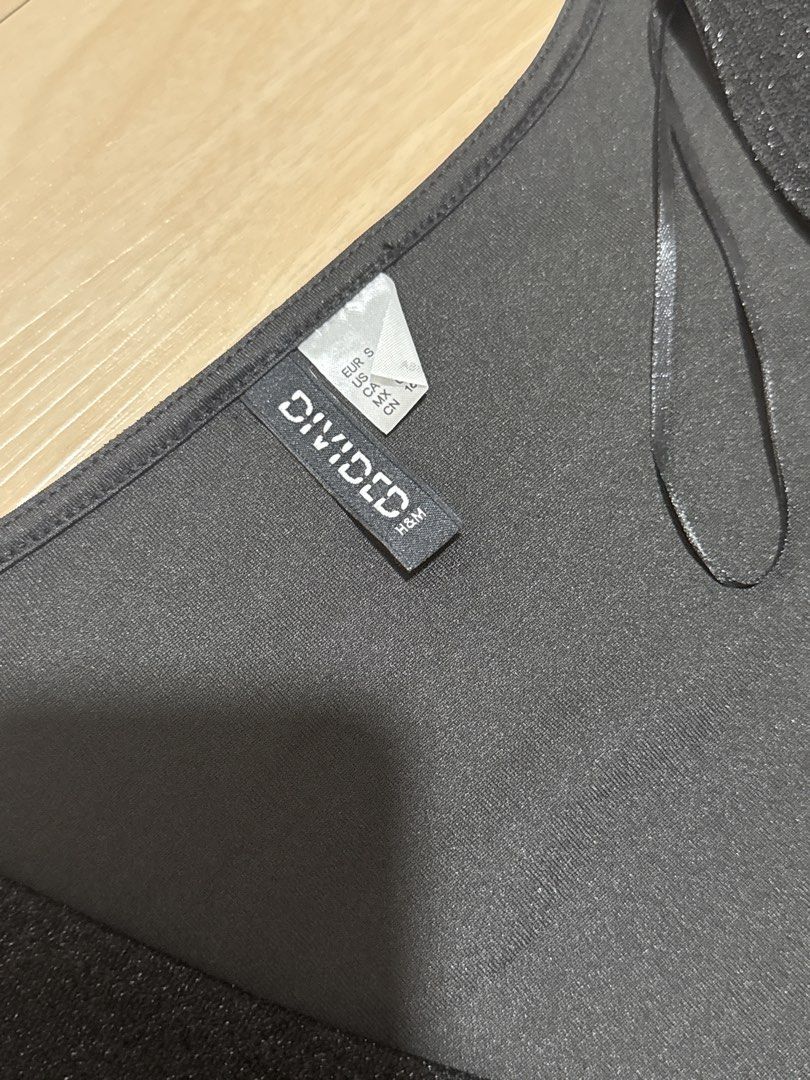 H&M Divided Black Sparkly V-Neck Crop Top (Category: Sleeveless) located in Manila. Submitted by sumisloveditems (Listing ID 1456772636, Image 2). Description: Black sparkly crop top from H&M Divided *washed but never used size: S ₱200 Mode of payment: Gcash Gotyme Mode of delivery: J&T SDD.
