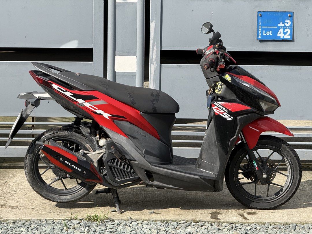 Honda Click 125i v2 Scooter Red Black (Category: Motorbikes for Sale) located in Taguig. Submitted by jayacosta (Listing ID 1456670179, Image 1). Description: NEGOTIABLE!!! 56k sabi ni carousell ang average selling price but gawin ko nalang 50k. Send offer. Pwede niyo pong icheck dito sa bahay before buying. Honda Click 125i scooter for sale. Red and black color scheme. Ready for your daily commute or weekend rides. Well-maintained and runs smoot