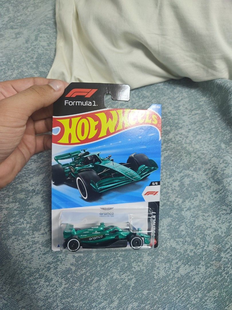 Hot wheels Aston Martin f1 （分類：汽車模型）位於 Hong Kong。 由 khxnnn 提交（商品編號 1456745164，圖片 1）。簡介： Hey there, fellow collectors! Up for grabs is this awesome Hot Wheels Aston Martin F1 car, model year 2025. It's a fantastic piece for any F1 or Aston Martin fan. The detail on this little speedster is pretty sweet, capturing that sleek F1 look. Perfect for display or for some imaginative racing fun. Grab it before it's gone!。