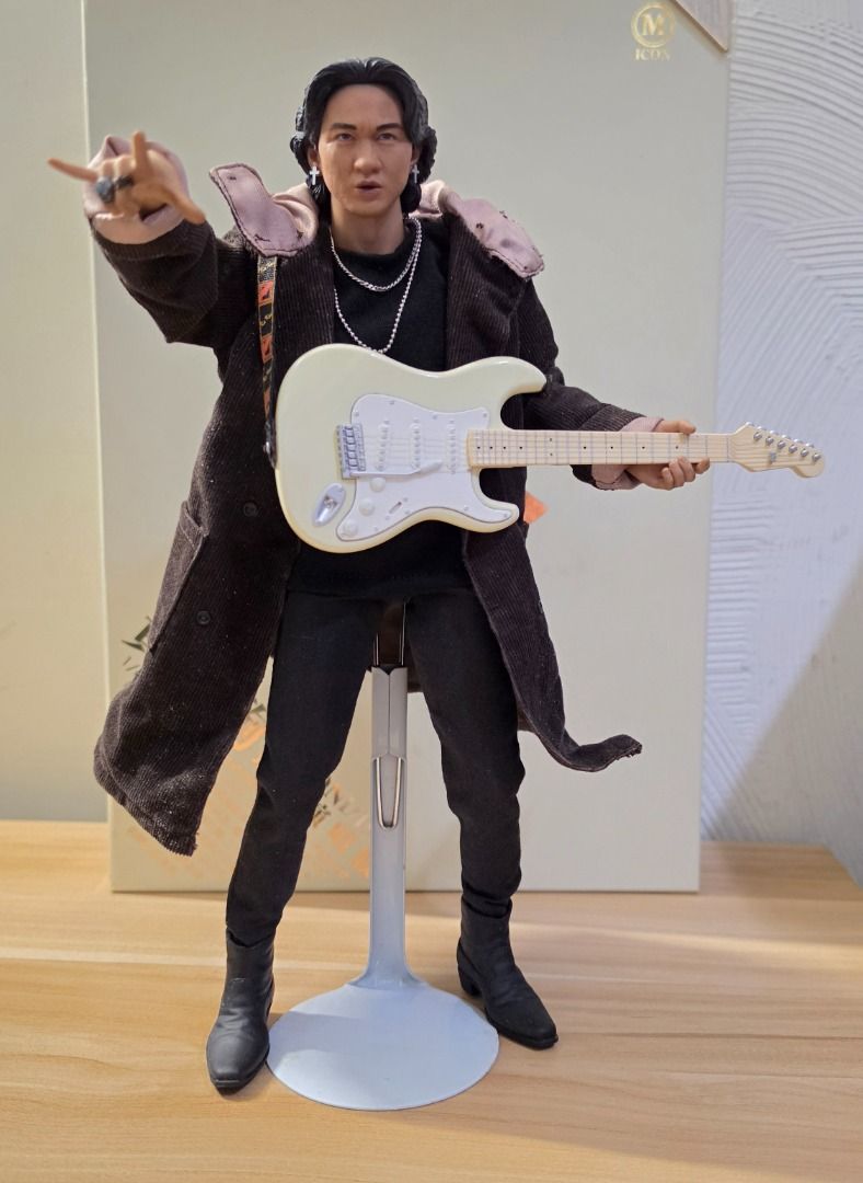Hottoys 1/6 M ICON 005 黃家駒 現場演唱版 ~ 非全新注意內文, 玩具收藏品, 手辦及模型, 手辦雕像 - Carousell