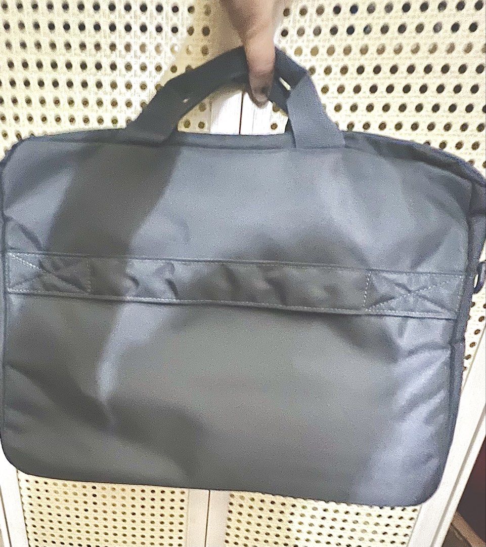 HP Laptop Bag 14-inch (Category: Laptop Bags & Sleeves) located in Manila. Submitted by oddmoon-27a3 (Listing ID 1456776622, Image 1). Description: - HP Laptop Bag - Fits 14-inch laptops - Color: Dark Grey - Features: Main compartment and front pocket - Includes detachable shoulder strap - Ideal for daily commutes and travel - Easy to carry.