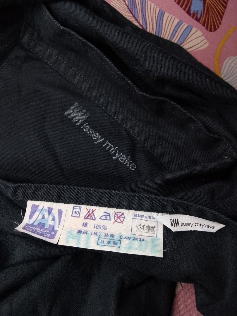 Issey Miyake Apron (Category: Other Accessories) located in Antipolo. Submitted by arn_thrifts_collections (Listing ID 1456727604, Image 2). Description: ISSEY MIYAKE APRON 2500 FREE SHIP GOOD CONDITION.