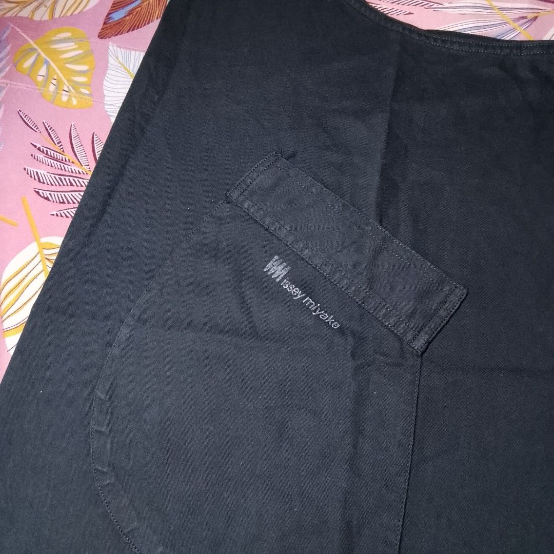 Issey Miyake Apron (Category: Other Accessories) located in Antipolo. Submitted by arn_thrifts_collections (Listing ID 1456727604, Image 3). Description: ISSEY MIYAKE APRON 2500 FREE SHIP GOOD CONDITION.
