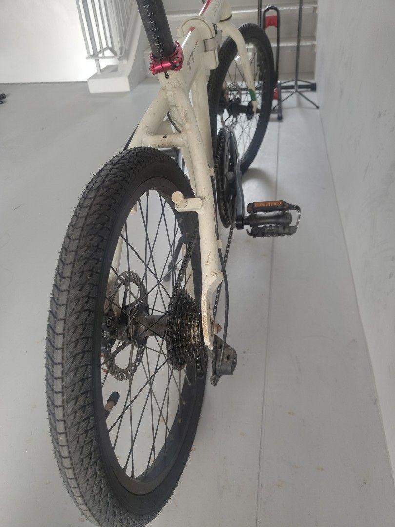 JAVA DECAF Folding Bicycle (Category: Bicycles) located in Singapore. Submitted by riddick (Listing ID 1456721029, Image 2). Description: - White JAVA DECAF folding bike - Front and rear disc brakes for reliable stopping power - Comfortable seat with cover for a pleasant ride - Folds easily for convenient storage and transport - Ideal for commuting or casual cycling adventures - Daughter wants to upgrade to mountain bike - Open to swap with 'S' s