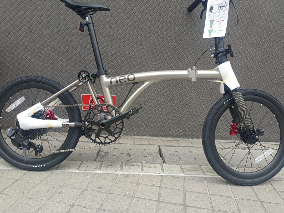 Java neo 12s （分類：單車）位於 Hong Kong。 由 tkobike09943194 提交（商品編號 1456698705，圖片 2）。簡介： Java neo 12s 349 鈦色碳叉，已經返貨喇‼️‼️ 歡迎各位查詢價錢🫡🫡 🔊現時購買即送贈品（圖1） 全港九新界也可以送貨 歡迎各位查詢 將軍澳單車 📍將軍澳寶康路105-107號 香港單車館公園G51號舖 Shop G51Hong Kong Velodrome, 105 Po Hong Road, Tseung Kwan O （港鐵坑口站B出口 MTR Hang Hau Station Exit B） 將軍澳車單車館單車專門店 Tel 9458 0998 有全新摺山地車公路車摺車 出售 全新 單車公路車山地車摺車出售 另有單車出租及單車儲存服務單車倉 #將軍澳單車 #單車倉 #租單車 #JAVA ＃NEO。
