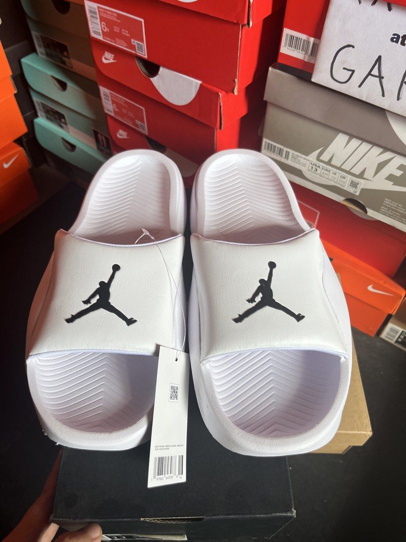 Jordan Franchise Slides White Black (Category: Slippers & Slides) located in Valenzuela. Submitted by rr.sneakerstash (Listing ID 1456738672, Image 2). Description: - White Jordan slides - Features iconic black Jumpman logo - Comfortable and easy slip-on design - Ideal for casual outings or post-sports relaxation - Comes with original tags attached - Ready for its new owner Size 10 11.