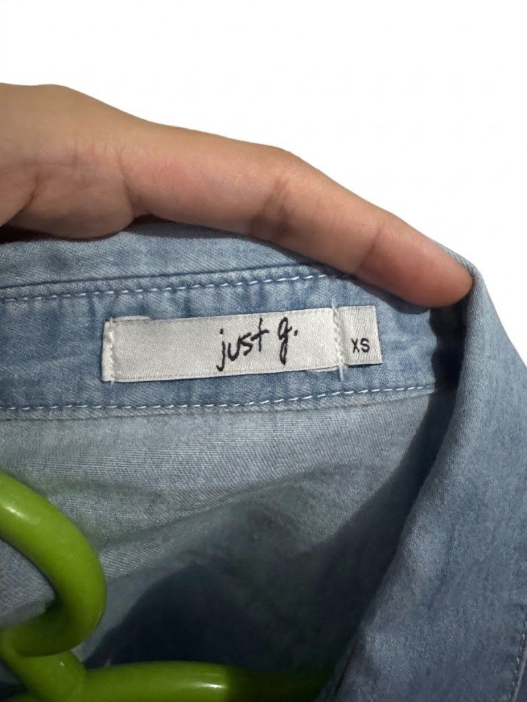 just g blue tie-front, collared cropped blouse shirt (Category: Blouses) located in Rizal. Submitted by z00vi (Listing ID 1456686228, Image 2). Description: - comes with an extra button - only wore this once or twice - xs on tag, but can fit up to s.