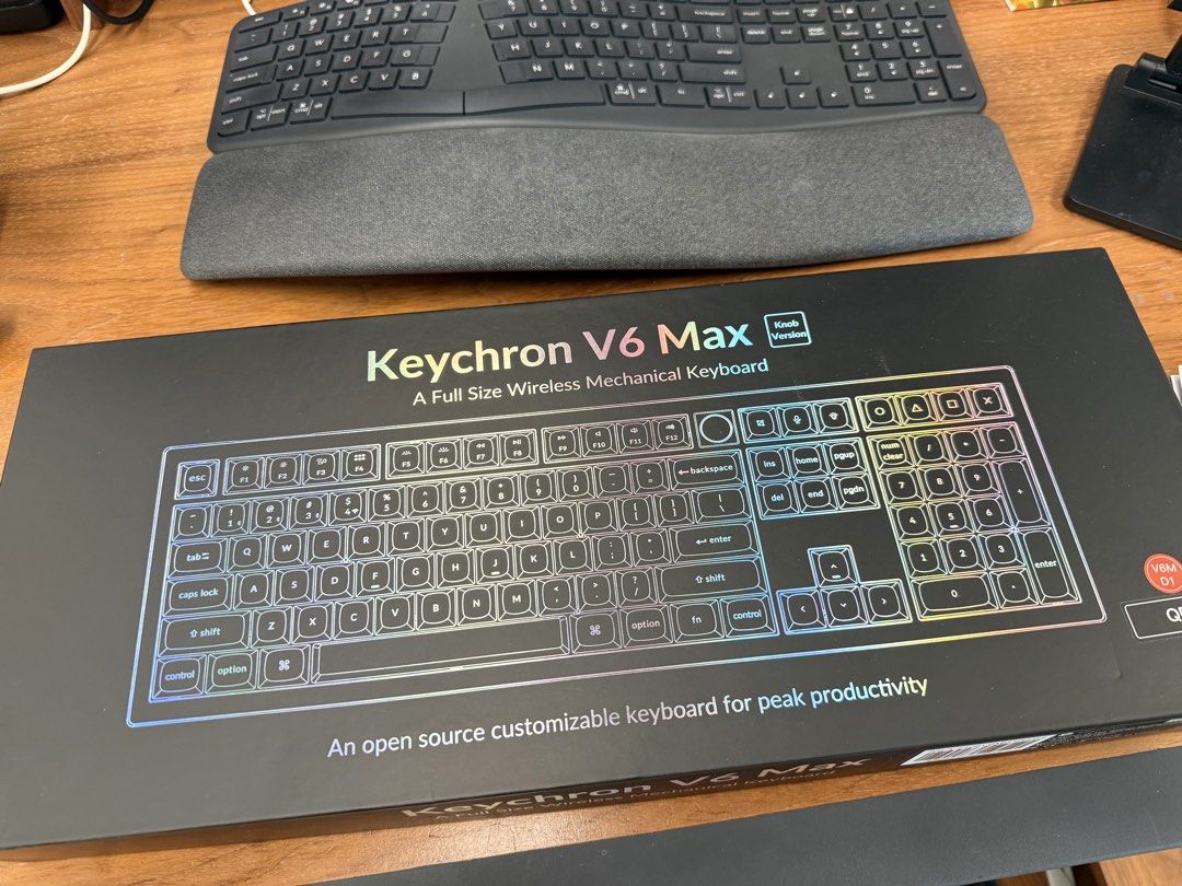 Keychron V6 Max a full size wireless mechanical keyboard （分類：電腦鍵盤及相關產品）位於 Hong Kong。 由 miss_bunnycake 提交（商品編號 1456645471，圖片 2）。簡介： -95% new | 95% 新 -full set with box｜ 全套連盒 -紅軸。