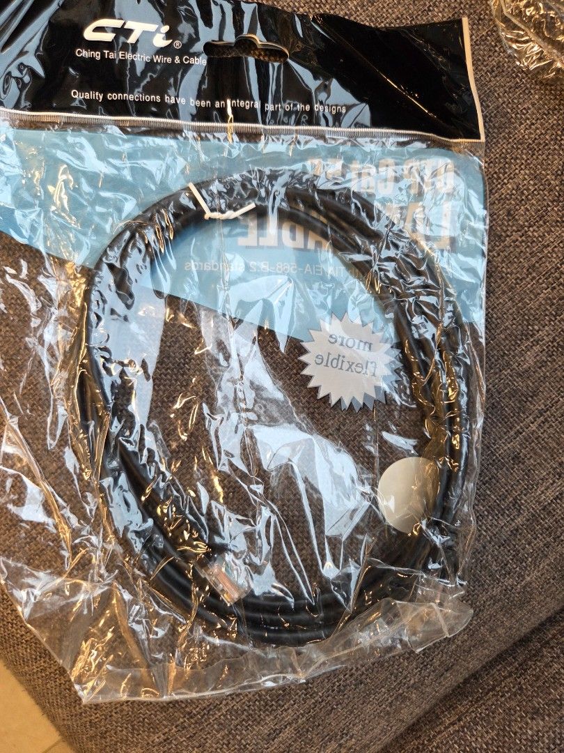 Lan Cable （分類：電腦線、轉接線及轉換器）位於 Hong Kong。 由 silverstone_bear 提交（商品編號 1456610125，圖片 2）。簡介： Brand new Cat 5e UTP LAN Cable. 6-ft (1.83m). $30 for 1 or $300 for all (11 pcs)。