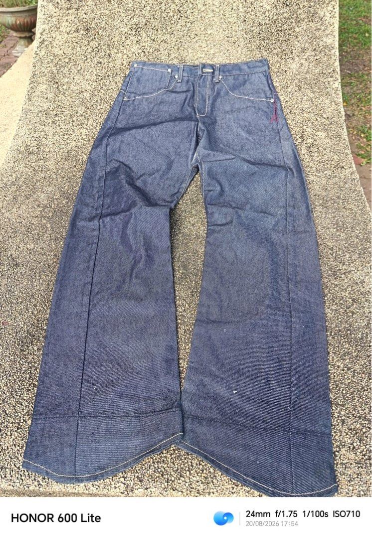 Levis engineered (Category: Activewear) located in Kuantan. Submitted by pilitokima58766 (Listing ID 1456693249, Image 1). Description: Size 32 Labuh 43.
