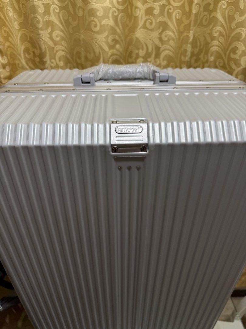 Luggage rimowa silver M,L (Category: Luggage) located in Cainta. Submitted by cubic01 (Listing ID 1456694370, Image 2). Description: 9k Large 7,5k Medium W6,5 Small Hand-Carry(SOLD) Si Large lang may gasgas kc kaka lipat2 dito sa bahay hehe. Pero yung dalawa nasa loob lng nya in pristine condition .