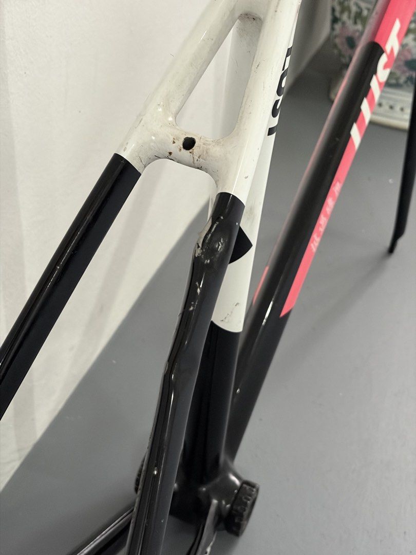 lust beclass (Category: Bicycles) located in Singapore. Submitted by zaaaaaa2 (Listing ID 1456700435, Image 2). Description: price reflects condi on frame 2 dents but don’t affect anything when riding other then that there’s just paint chips and scratches no cracks or rewelded parts the frame won’t crack while riding just cosmetic damages looking for $150 includes -seatpost -seatclamp -stem - headset -bottom bracket ( can include free crankset if