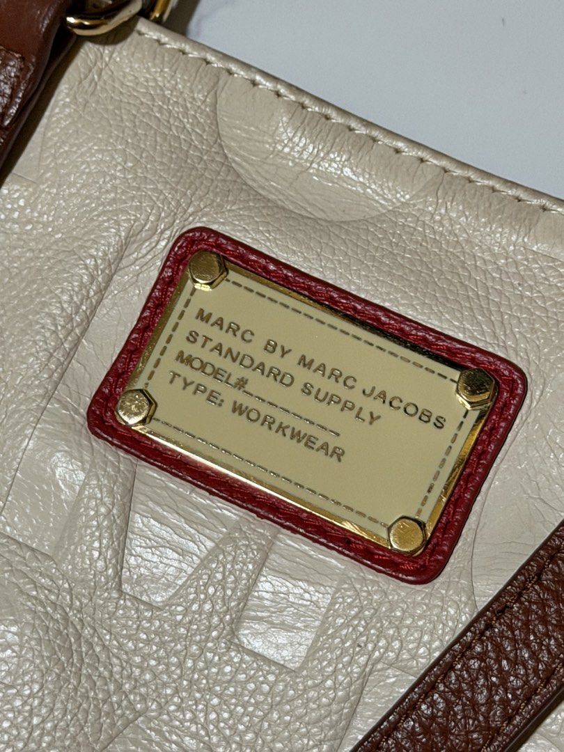 Marc Jacob Bag (Category: Luxury Bags & Wallets) located in Cabuyao City. Submitted by _pinkvv2000 (Listing ID 1456755336, Image 3). Description: Nasa Pictures napo ang details RFS: hinde na nagagamit sa dami ng bags pero One of may fav!!!.