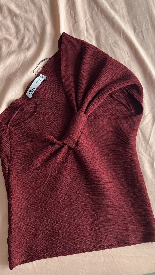 Maroon one sleeve (Category: Sleeveless) located in Quezon City. Submitted by spacecleanse (Listing ID 1456674672, Image 3). Description: .