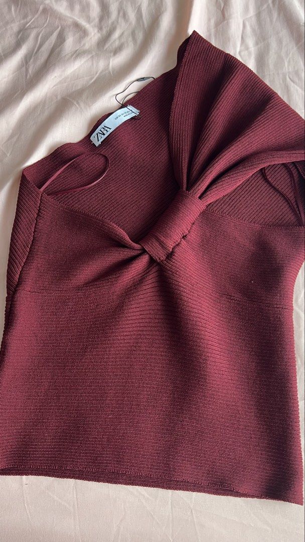 Maroon one sleeve (Category: Sleeveless) located in Quezon City. Submitted by spacecleanse (Listing ID 1456674672, Image 2). Description: .