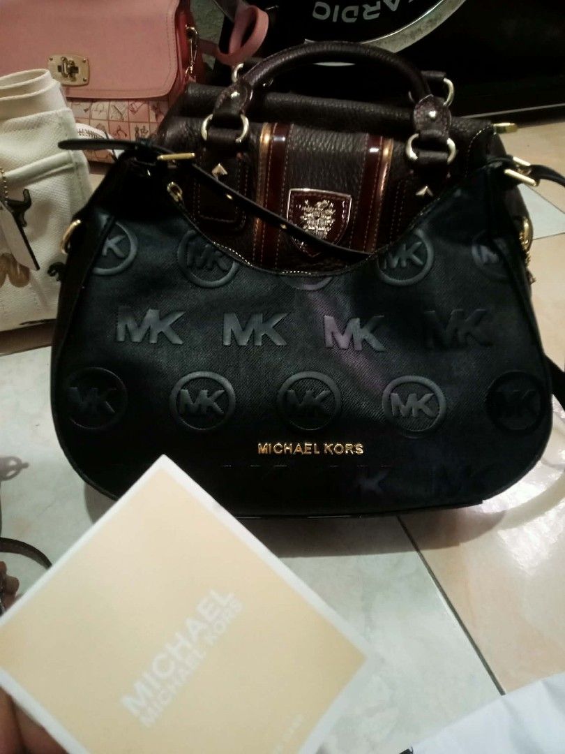 Michael Kors Black Embossed Hobo Shoulder Bag (Category: Luxury Bags & Wallets) located in Quezon City. Submitted by borresashl49573 (Listing ID 1456674288, Image 2). Description: - Authentic Michael Kors black hobo bag 😍 - All-over embossed MK logo pattern - Gold tone hardware and zipper - Interior zip pocket and slip pockets - Comes with authenticity care card ♥️ - Great everyday bag.