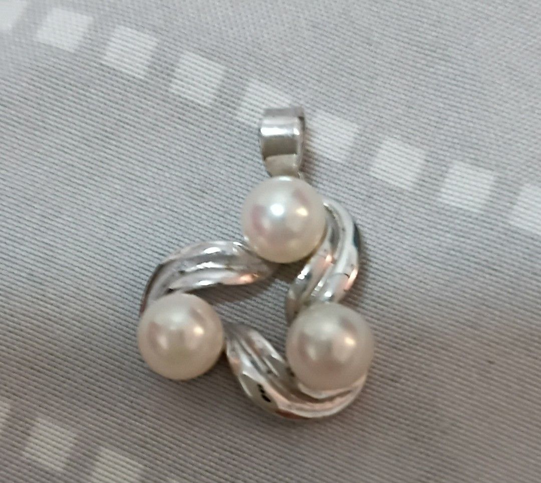 MIKIMOTO silver with akoya pearl pendant (Category: Necklaces) located in Quezon City. Submitted by threetwotwo2ndaccount (Listing ID 1456779855, Image 1). Description: MIKIMOTO silver with akoya pearl pendant with backstamp "M", "S" no inclusion good condition bawal sa barat bawal sa maselan.