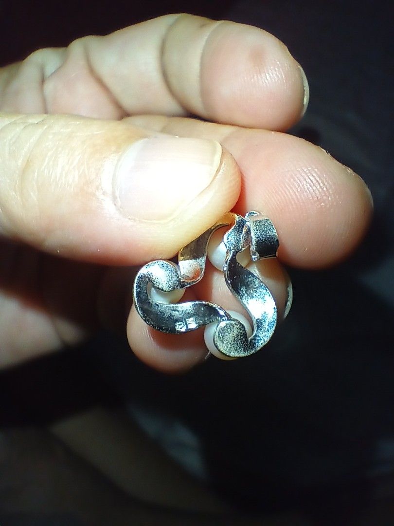 MIKIMOTO silver with akoya pearl pendant (Category: Necklaces) located in Quezon City. Submitted by threetwotwo2ndaccount (Listing ID 1456779855, Image 2). Description: MIKIMOTO silver with akoya pearl pendant with backstamp "M", "S" no inclusion good condition bawal sa barat bawal sa maselan.