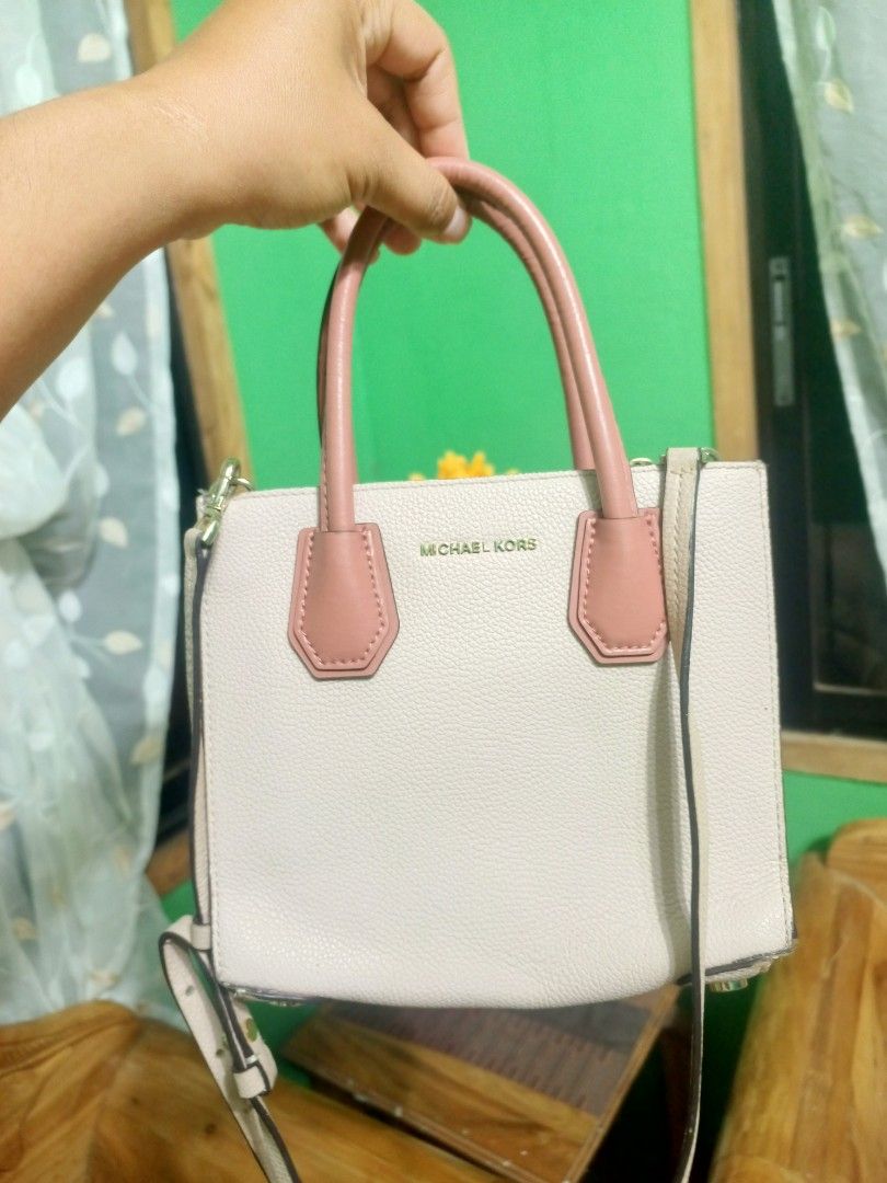 MK MERCER small size (Category: Luxury Bags & Wallets) located in Tayasan. Submitted by mausherine57789 (Listing ID 1456764948, Image 1). Description: preloved no major damage has minimal signs of use small size pebbled leather cross body bag OG made in Indonesia.