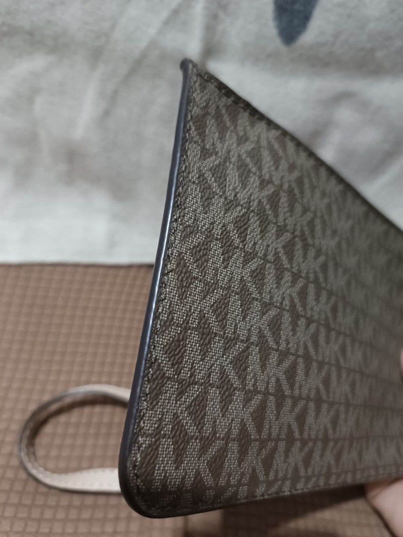 Mk wristlet (Category: Luxury Bags & Wallets) located in Quezon City. Submitted by Shobsleilaalarcon (Listing ID 1456775248, Image 3). Description: wristlet original leather.