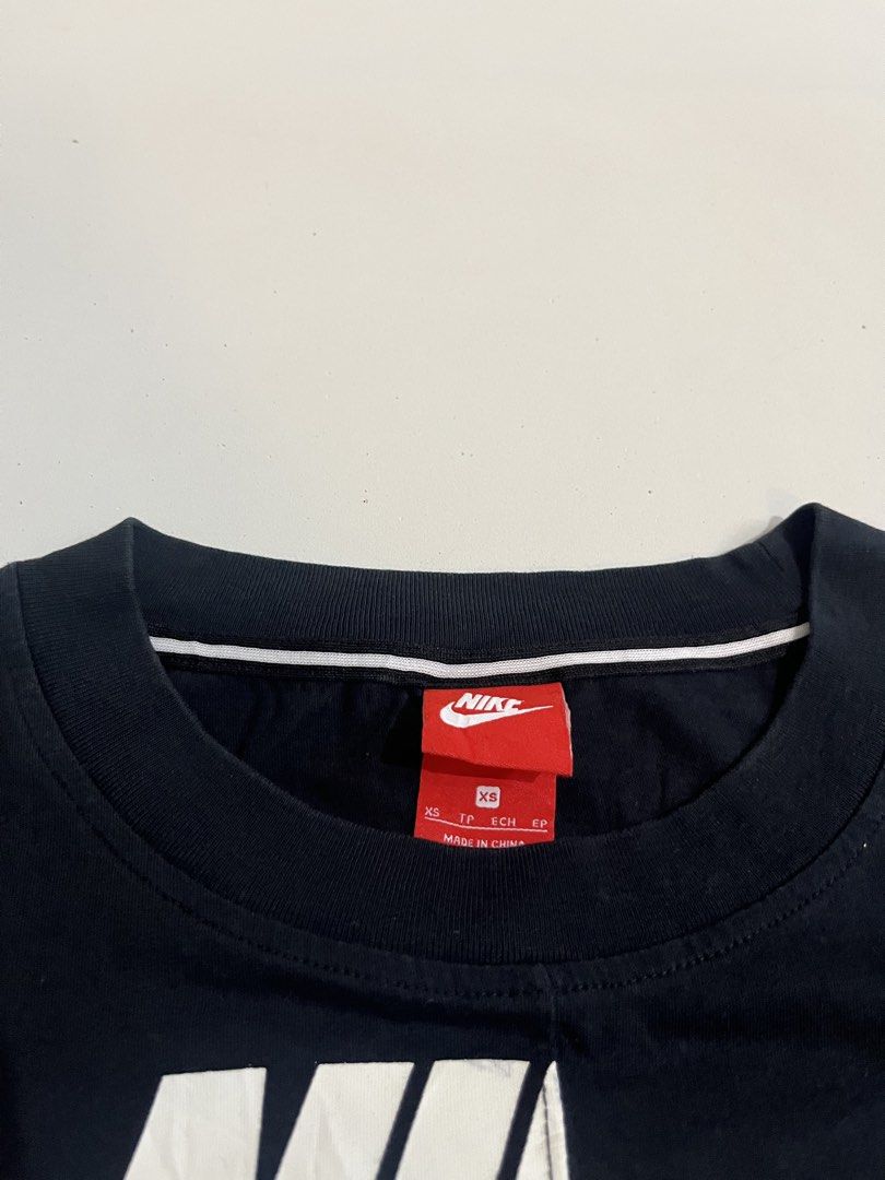 Nike Black T-Shirt XS (Category: Tshirts & Polo Shirts ) located in Aloran. Submitted by alrodferna18731 (Listing ID 1456671768, Image 3). Description: - Black Nike T-shirt - Size: XS - Features a unique split Nike logo design - Made in China - Ideal for casual wear.