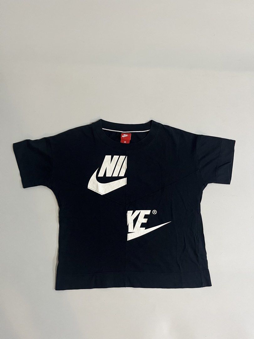 Nike Black T-Shirt XS (Category: Tshirts & Polo Shirts ) located in Aloran. Submitted by alrodferna18731 (Listing ID 1456671768, Image 1). Description: - Black Nike T-shirt - Size: XS - Features a unique split Nike logo design - Made in China - Ideal for casual wear.