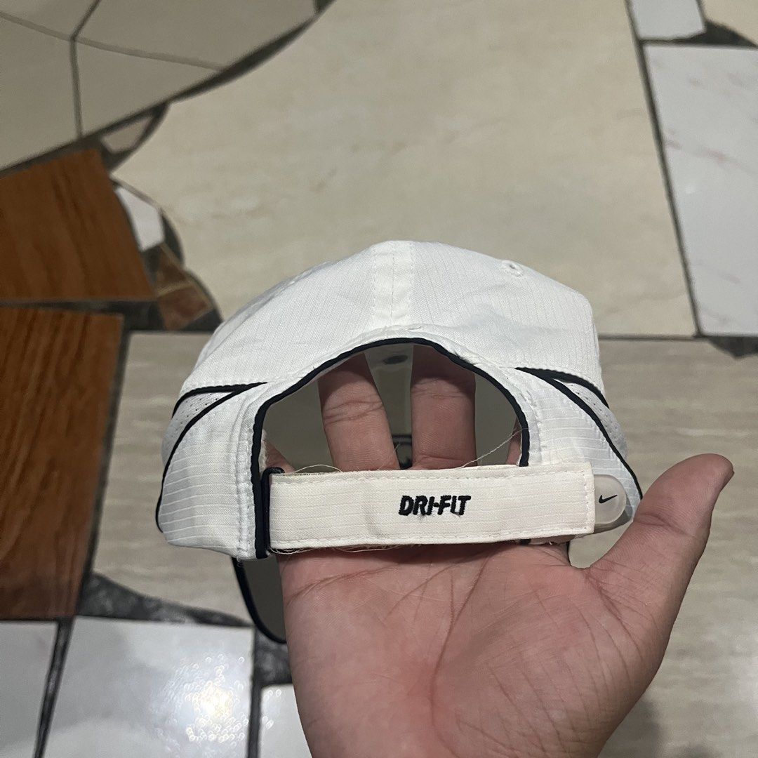 Nike FIT DRY White Tennis Cap (Category: Caps & Hats) located in Bacolod City. Submitted by cdargg (Listing ID 1456740304, Image 3). Description: Nike FIT DRY White Tennis Cap Size: OSFA(One Size Fits All) Flaws: Light yellow stain Need wash Excellent .