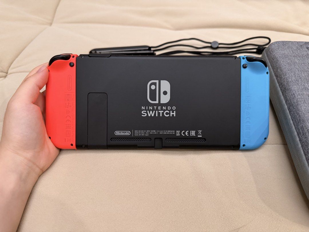 Nintendo Switch （分類：Nintendo 任天堂）位於 Hong Kong。 由 _chr.x 提交（商品編號 1456705544，圖片 2）。簡介： Nintendo Switch 新舊如圖，送遊戲卡 Just Dance 2021 ， 包火牛，底座，一條HDMI線，2個手掣，一個switch機套 面交：屯馬綫（屯門至紅磡站） 郵寄：順豐到付 。