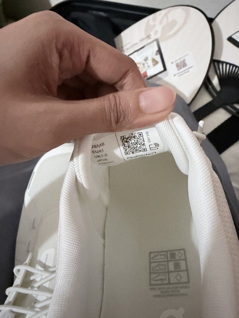 On Cloud 6 - Men Shoes Size 8 (Category: Casual Shoes) located in Pasig City. Submitted by triciaaax (Listing ID 1456631669, Image 3). Description: bought this last week in japan for my tito, sadly it doesn't fit him 😭 it doesn't come with a box since super full na yung mga luggage namin, but this is guaranteed authentic! .
