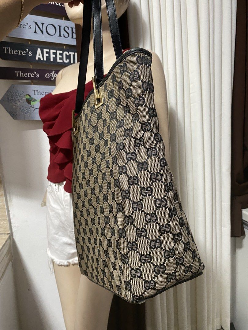 Orig Gucci (Category: Luxury Apparel) located in Tagum. Submitted by amarasluxbag (Listing ID 1456777619, Image 2). Description: With sign of use Maganda pa Med size lang to Subrang tibay pa .