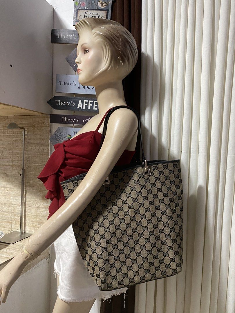 Orig Gucci (Category: Luxury Apparel) located in Tagum. Submitted by amarasluxbag (Listing ID 1456777619, Image 1). Description: With sign of use Maganda pa Med size lang to Subrang tibay pa .