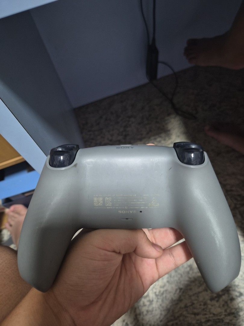 Ps5 controller (Category: PlayStation) located in Singapore. Submitted by tltltl9292 (Listing ID 1456717850, Image 2). Description: camo colour all the buttons are still functioning ok dont have the box oni controller abit dusty i havent use in awhile so need to charge.